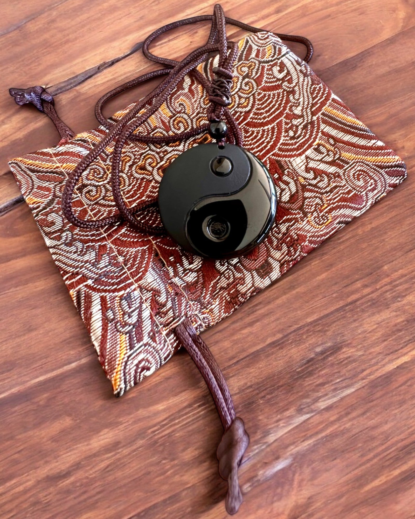 Colier Boho din Obsidian Yin Yang Tai Chi, posibilitate de personalizare prin gravură pentru cadou