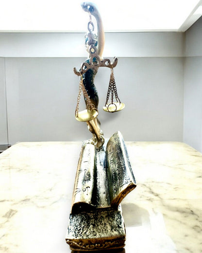 Statuetă "Justicia 2" - Zeița Justiției – Decorațiune Artistică pentru Raft, Meșteșug din Rășină, personalizare prin gravură