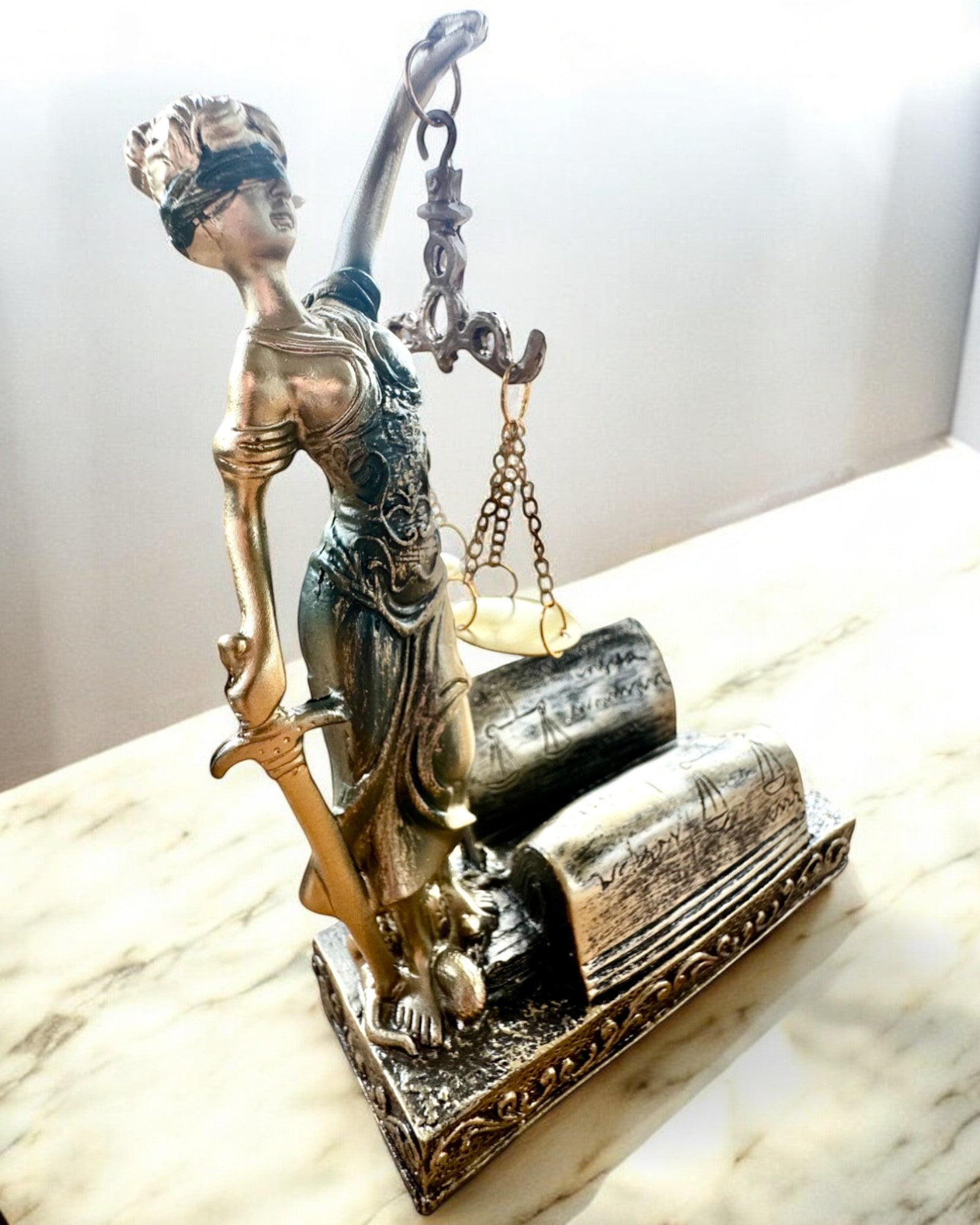 Statuetă "Justicia 2" - Zeița Justiției – Decorațiune Artistică pentru Raft, Meșteșug din Rășină, personalizare prin gravură