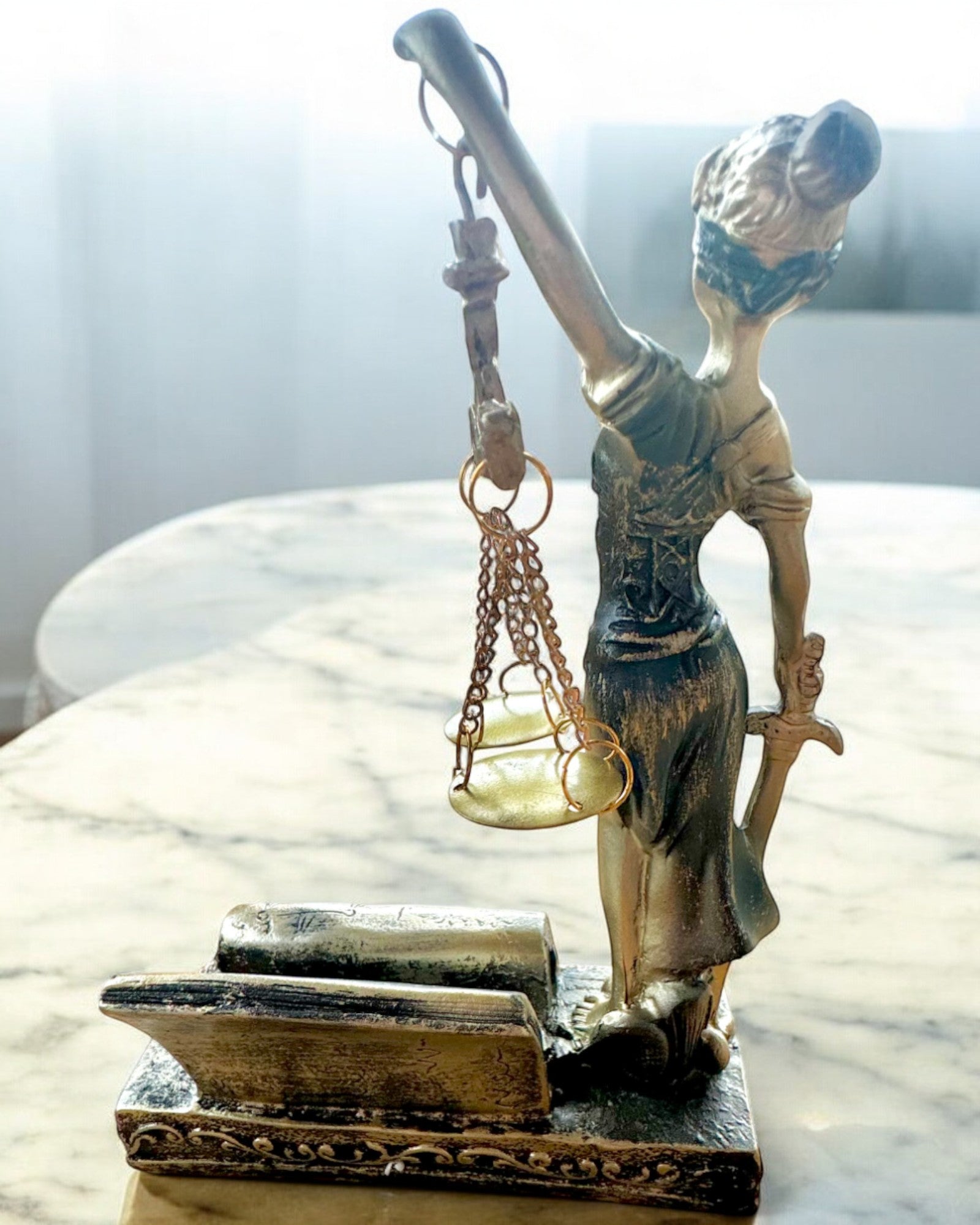 Statuetă "Justicia 2" - Zeița Justiției – Decorațiune Artistică pentru Raft, Meșteșug din Rășină, personalizare prin gravură