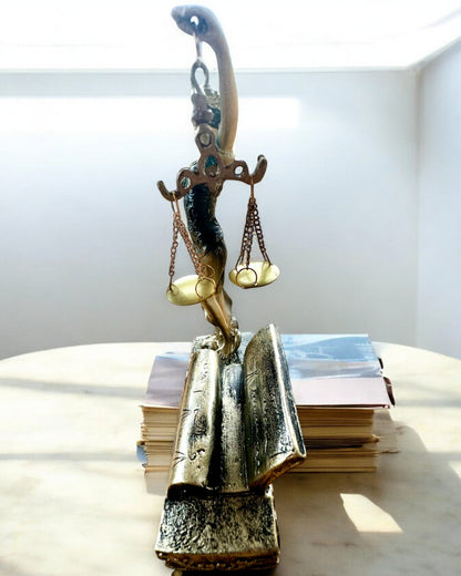 Statuetă "Justicia 2" - Zeița Justiției – Decorațiune Artistică pentru Raft, Meșteșug din Rășină, personalizare prin gravură