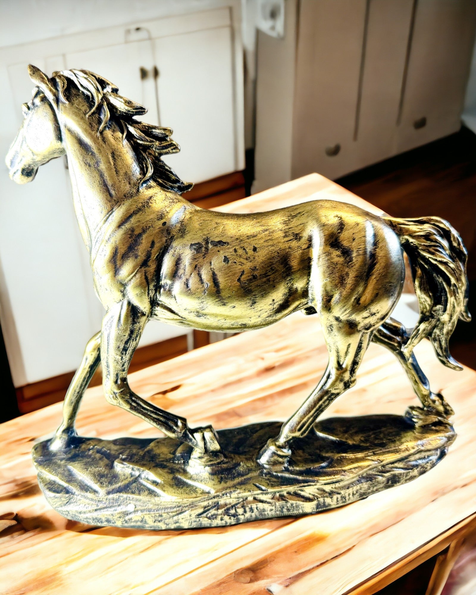 Statuetă Cal în Galop din Rășină cu Opțiunea de Gravare