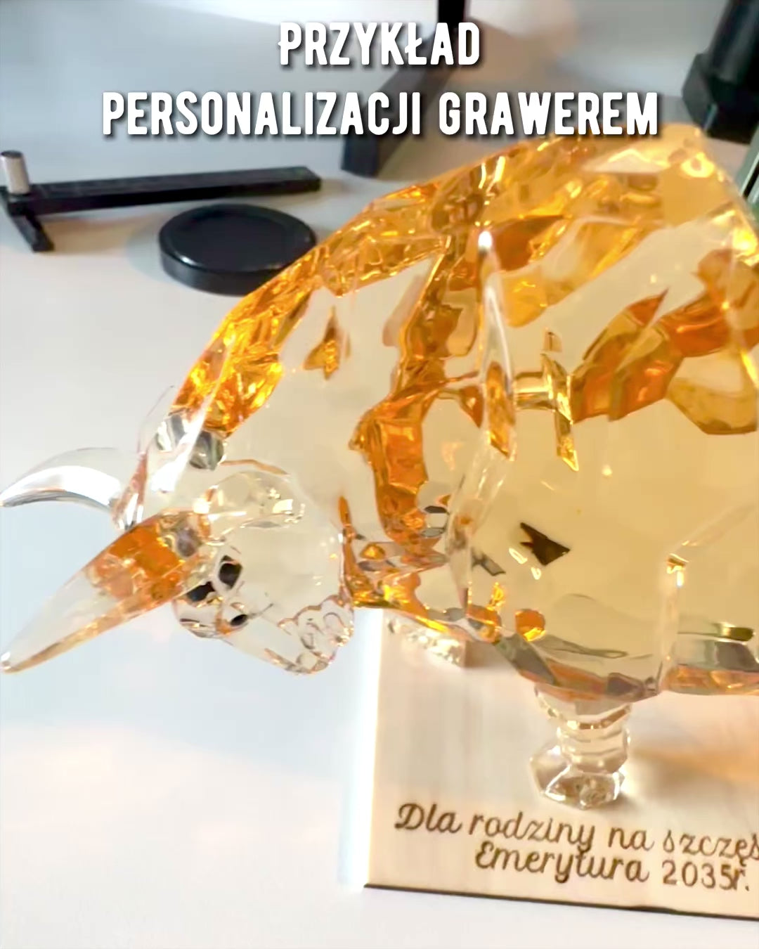 Statuie "Zăul Aurit" din rășină, design transparent, posibilitate de personalizare