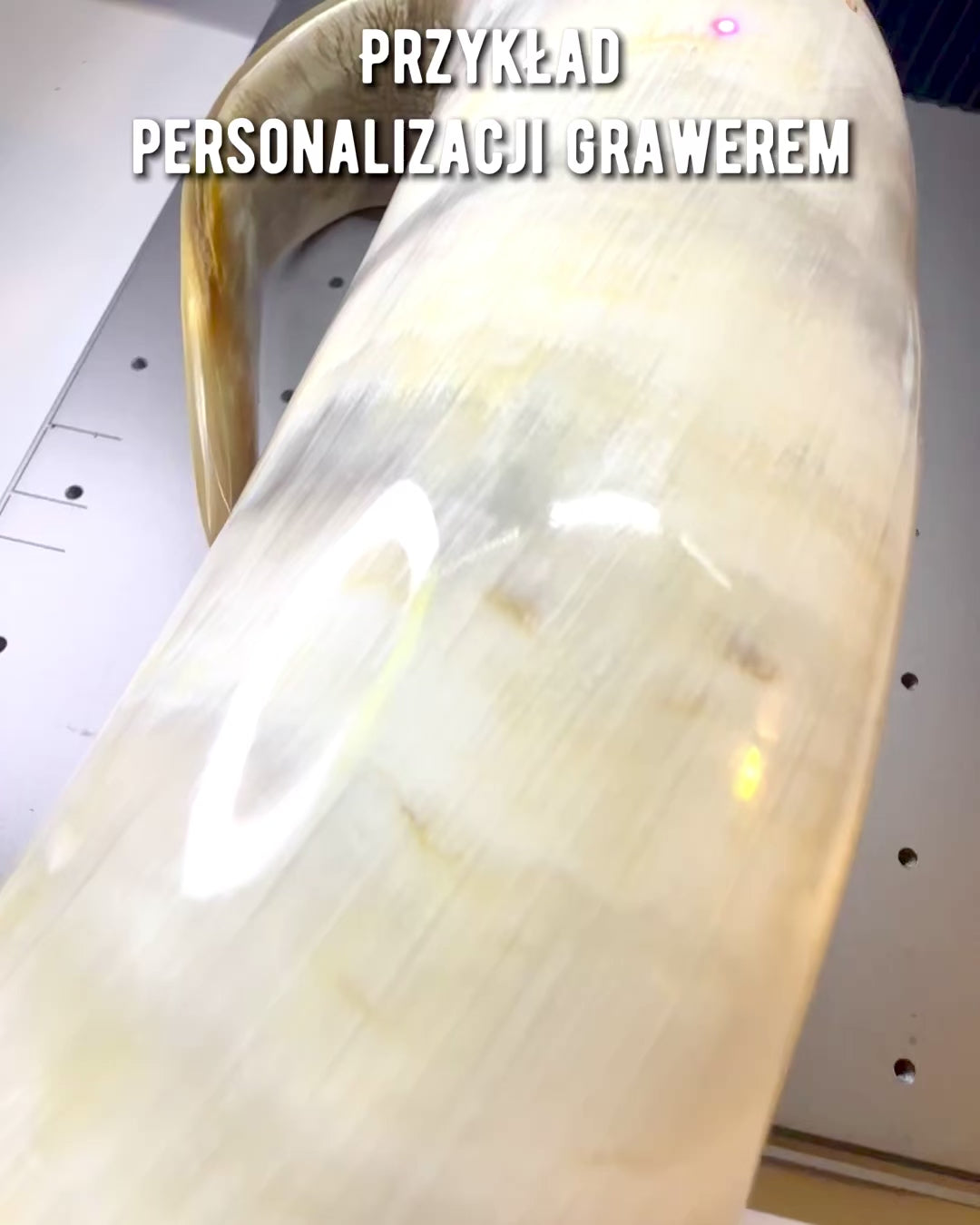 Cana Sculptată 'Majstersztyk' cu posibilitatea de personalizare prin gravură - 5 variante de culori