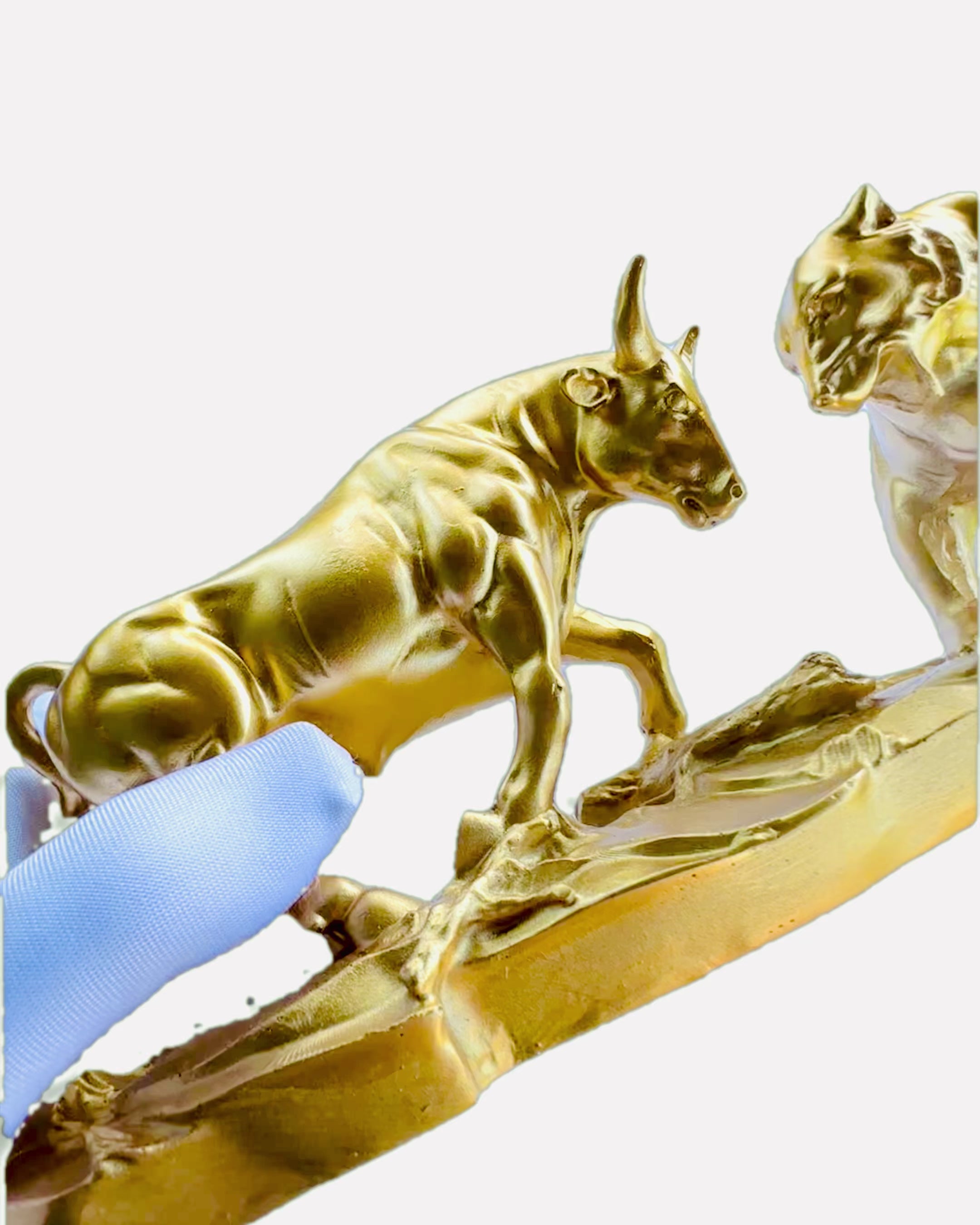 Duel Mocarzy - Sculptură Decorativă Taur și Urs - posibilitate de personalizare prin gravură - culoare aurie