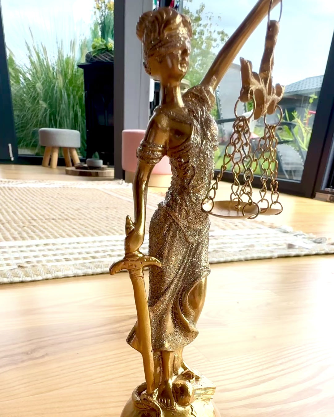 Statuetă a Zeiței Justiției – Decorațiune Artistică pentru Raft, Meșteșug din Rășină, personalizare prin gravură